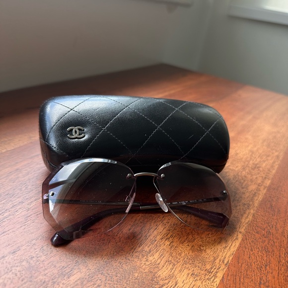 Chanel sunglasses barely used. - Picture 1 of 5